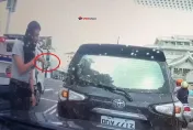 影/駕照雞腿換的？她倒退嚕A到後車　下秒開車門「來來來哩來」