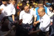 影 國民黨全代會/侯友宜韓國瑜再次合體　擁抱→握手→甩開再牽手...解讀兩人互動密碼