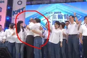 影 國民黨全代會/韓國瑜被「夾漢堡」強制合體侯友宜！畫面曝光出手的是「他」