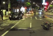影/撞飛片！轎車搶黃燈狂飆出事　左轉機車遭撞騎士「騰空」慘摔