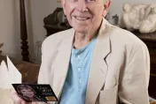 一首《小白花》走紅！英國傳奇歌手家中逝世享壽89歲　晚年喪妻失子孑然一身