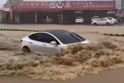 影/「孤勇者」水淹引擎蓋無懼！南投特斯拉黃河突圍　賓士定點了