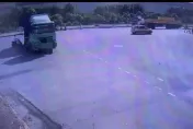 影/小港撞車直擊！男騎士無煞詭衝曳引車尾　與死神拔河4小時救回