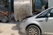 影/惡男阻查黑工派怪手砸公務車　新北專勤隊2人受傷今提告