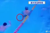 影/一個沒忍住！他邊游邊拉屎…還記得「脫泳褲」 網友：後面的人好慘
