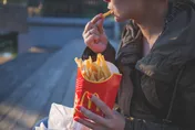 偷拍公審小朋友：在超商爽吃麥當勞不消費！　原PO翻車了