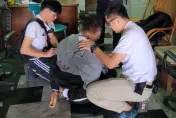 影/愛情騙子練嘴皮也備琴藝！屏東詐團機房驚藏鋼琴、百萬保時捷