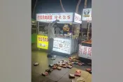 影/嫌泡麵貴被攤販譏買不起　他怒花3700元「全包」摔地…網嘲：中了激將法