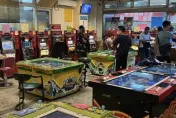 合法掩護非法！電子遊戲場竟有接駁專車接換現金客 　警方查扣62台器具法辦