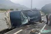 台東吉普車翻覆釀3傷！駕駛拋飛命危送醫搶救