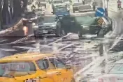 快訊/北市休旅車直衝燈桿車頭炸開！　駕駛：恍神自撞