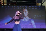 閻奕格性感透膚上衣辣秀黑Bra　合體蕭秉治為歌迷們消炎止痛