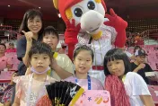 頂新和德邀弱勢兒觀賽圓夢　小小啦啦隊幫味全龍加油