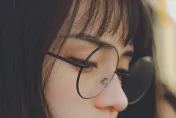 戴眼鏡會讓眼睛變小、沒精神？整形外科醫揭「3原因」別再怪罪眼鏡