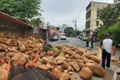 影/台中砂石車絕命後退、後車「啟動完美R檔」　下一秒！巨石山眼前傾瀉