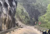 杜蘇芮交通/台東警無懼風雨徹夜護鄉民！徒手移除傾倒路樹護交安