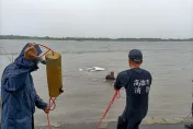 影/高雄驚險一幕！男子開車與妻子講電話吵架　竟連人帶車墜入高屏溪