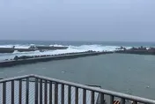 杜蘇芮災情/吹斷小琉球供電！電線落地「狂冒火光」　退房讓民宿業者嘆生意不妙