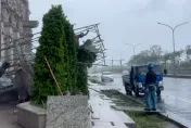 杜蘇芮災情/14級強風狂掃！台南工地鷹架倒塌　鹿耳門電桿整排吹倒