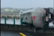 影／豪大雨路滑釀禍！台78線虎尾段牛奶槽車翻覆橫躺…1傷送醫