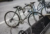 影/腳踏車停路邊不翼而飛男子急報警　一看監視器畫面竟是被「警察」騎走