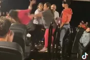 影/放任孩子在電影院「滑手機看影片」惹眾怒　媽不爽被嗆上演全武行