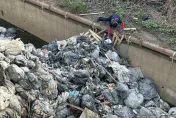 嘉義水上大排遭倒廢棄物　垃圾堆翻找證物、以車緝兇