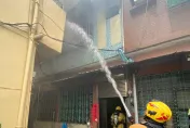 快訊／高雄透天厝竄白煙！疑神明廳起火　機警孫拉阿嬤衝家門