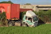 影/致命壓迫感片！貨櫃車駕駛疑似恍神　竟「橫跨4車道」飛越分隔島衝稻田
