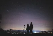 8月夜空很熱鬧！百年僅4次的「超級藍月」登場　英仙座流星雨1小時100顆