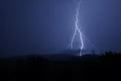 落雷撕裂東京羽田機場天空！航班停飛地勤作業受阻