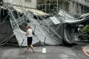 快訊/卡努飆9級強陣風！新莊鷹架突倒塌　壓垮民宅遮雨棚