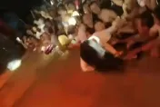 影/表演一半突遭男觀眾「拉腿硬拽」摔落1.5公尺高台　女歌手怒：高跟鞋都壞了