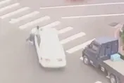 影/這款男友太狠心！逼女友搬家再趕下車　她慘遭拖行50米還被輾過