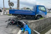 影/命大！苗栗苑裡小貨車撞機車　男噴飛10米遠水田僅輕傷