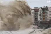 影/卡努動向/浙江沿海掀「7層樓巨浪」 下水道狂噴2公尺水柱…居民驚：像水中扔炸彈
