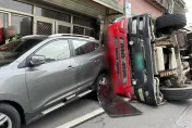 影/桃園水泥預拌車失控側翻　堵住3戶、撞2車！水泥流一地