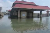 卡努災情/【影】雲林箔子寮漁港邊海水倒灌「積水成池」　民眾驚呼：30多年第一次看見！