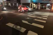 用貼的？一夜大雨後...斑馬線竟離家出走　網嘲：原來是可攜式
