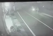 影/彰化女子穿越馬路遭撞飛！騎士摔車重傷不治　駭人影像曝