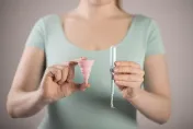 妹子下體飄臭雞蛋味！「抓出灰噁條狀物」她驚喊：卡1個月了
