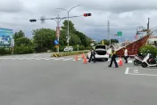 影/卡努颱風尾橫掃！屏東2樓高鷹架倒塌　路人嚇傻急閃避