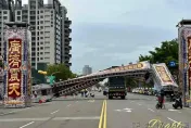 韓國女神DJ降臨高雄宮廟！開演前…活動牌樓慘遭吹倒壓2車　離譜畫面曝光