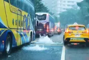 快訊/雷雨狂炸高雄！漢神巨蛋旁驚見「人孔蓋噴泉」　警方急管制交通