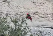 影/廬山成孤島！20人拉繩渡溪　身體快碰到泥流、超驚險