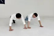 影/侯友宜與小雞拍照拚了！合體海龍蛙兵江啟臣「這動作」超MAN