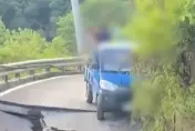 影/悚！菜車才剛過「路就消失了」　力行道路崩坍、6人差1秒魂斷山谷