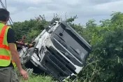 驚險車禍！國1西螺段2車碰撞慘摔邊坡　廂型車旅遊團8人送醫