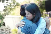 許淑華靈堂慰問承諾協助4孩子教育　「緊抱遺孀」照曝網友動容
