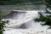 影/挪威暴雨成災！大壩潰堤沖垮道路、房屋遭捲走水上飄